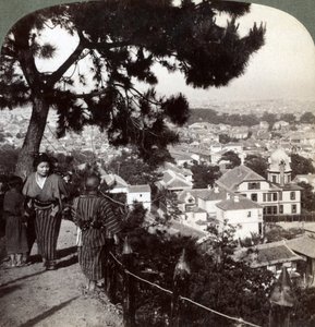 Blick nach Südosten von den mit Kiefern gekrönten Höhen des Suwa-yama über Kobe, Japan, 1904 von Underwood and Underwood