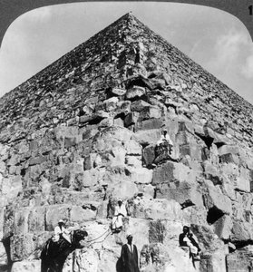 Blick auf die nordöstliche Ecke der Großen Pyramide, Ägypten, 1905