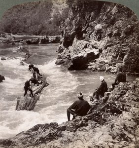Männer auf einem Holzfloß, die Hozu-Stromschnellen auf dem Katsura-Fluss, Kyoto, Japan, 1904 von Underwood and Underwood