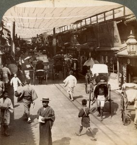 Hochsommerverkehr unter den Markisen von Shijo Bashidori, einer belebten Durchgangsstraße von Kyoto, Japan