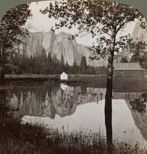 Spiegelansicht der Cathedral Rocks, Yosemite Valley, Kalifornien, USA, 1902 von Underwood and Underwood