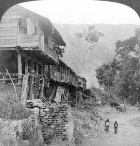 Einheimisches Dorf, Teesta-Brücke bei Darjeeling, Indien, 1903 von Underwood and Underwood