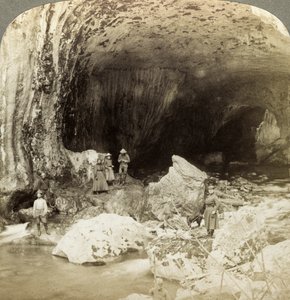 Natürliche Brücke, Warm Spring Creek, Wyoming, USA von Underwood and Underwood
