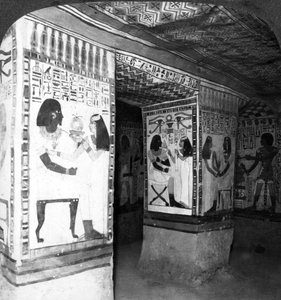 Bemalte Grabkammer in den Felsen der Klippen von Theben, Ägypten, 1905