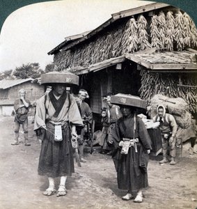 Pilgerbettler, die kleine Gongs schlagen, in der Nähe des Kawaguchi-Sees, Japan