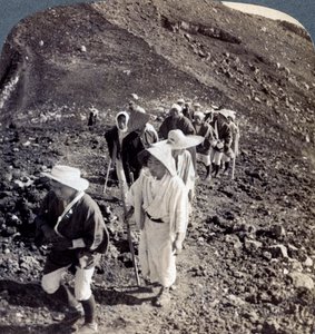 Pilger am Ende ihres Aufstiegs auf den Berg Fuji Fujiyama, Japan, 1904