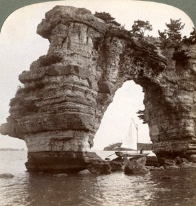 Felsbogen in der Matsushima-Bucht, Südostjapan, 1904 von Underwood and Underwood