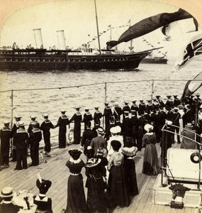 Königliche Yacht passiert das Schlachtschiff HMS Nile, Krönungsparade, Spithead, Hampshire, 1902 von Underwood and Underwood