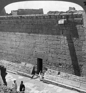 Szenen von Schlacht und Jagd, in eine Wand in Medinet Habu, Theben, Ägypten, geschnitzt, 1905 von Underwood and Underwood