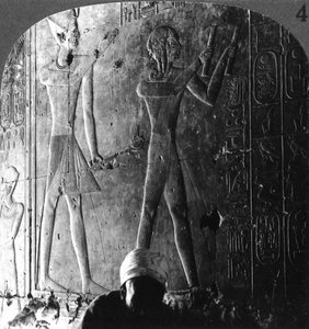 Sethos I. und sein Sohn Ramses II. verehren ihre Vorfahren, Abydos, Ägypten, ca. 1900 von Underwood and Underwood