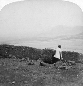 Spion Kop, aus einem Buren-Graben auf Krantz Kloot, Südafrika, 1901 von Underwood and Underwood