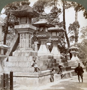 Steinlaternen in Sumiyoshi, Osaka, Japan von Underwood and Underwood