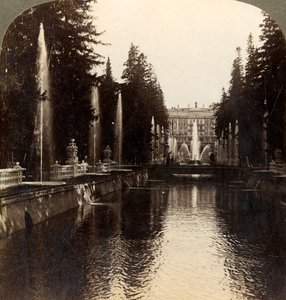 Die Allee der Brunnen, Kaiserpalast von Peterhof, Russland von Underwood and Underwood