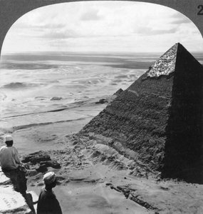 Die zweite Pyramide, zeigt einen Teil der ursprünglichen Abdeckung, Ägypten, 1905