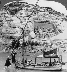 Der Grottentempel von Abu Simbel, vom Nil aus gesehen, Ägypten, 1905 von Underwood and Underwood