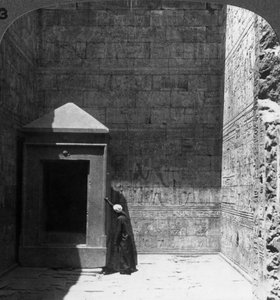Das Allerheiligste und Schrein für das göttliche Bild, Tempel von Edfu, Ägypten, 1905 von Underwood and Underwood