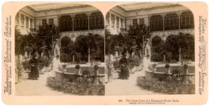 Der Innenhof eines Hauses in Damaskus, Syrien, 1900 von Underwood and Underwood
