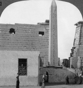 Der Obelisk von Ramses II und die Vorderseite des Luxor-Tempels, Theben, Ägypten, 1905 von Underwood and Underwood