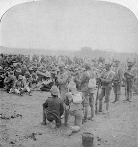 Die überwältigten Buren-Gefangenen ruhen sich auf dem Weg von Paardeberg zum Modder River aus, 1900