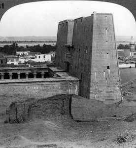 Das Pylon und der Hof des Tempels von Horus in Edfu, Ägypten, 1900