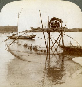 Arbeiter des Meeres, mit seinem kuriosen Fischernetz, Bucht von Matsushima, Japan, 1904