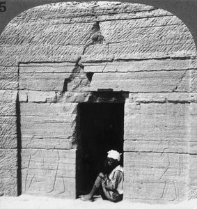 Grab von Harkhuf, ein Grenzbaron in den Tagen der Pyramidenbauer, Assuan, Ägypten, 1905 von Underwood and Underwood