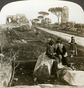 Gräber und Kinder in traditioneller Kleidung, Via Appia, Rom, Italien von Underwood and Underwood