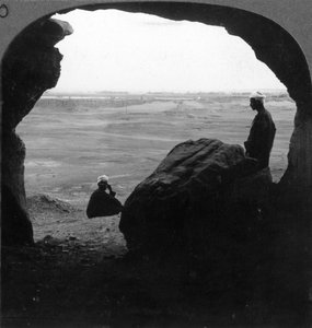 Ummauerte Stadt El Kab, gesehen von einer Tür eines Grabes in den Klippen, Ägypten