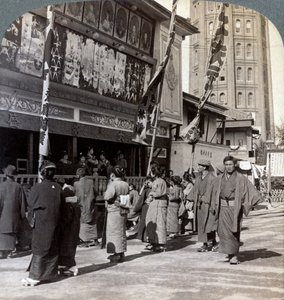 Eine kostenlose Show auf der Theaterstraße beobachten, Blick nach Norden zum Asakusa-Turm, Tokio, Japan, 1904 von Underwood and Underwood