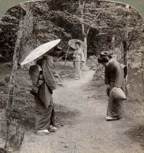 Frauen im Garten des Kinkaku-ji-Tempels, Kyoto, Japan, 1904