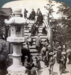 Gläubige überqueren die halbkreisförmige Brücke zum Kameido-Tempel dahinter, Blick nach Norden, Tokio, Japan