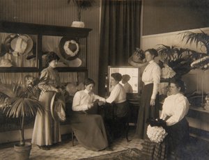 Fünf Damen in einem Hutgeschäft von Unidentified