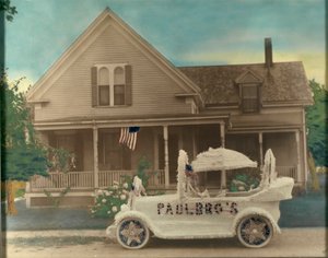 Haus mit dekoriertem Auto davor von Unidentified