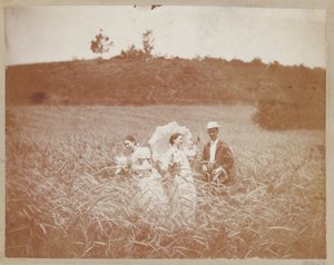 [Drei Freunde auf einem Feld]