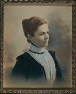 Junge Frau mit weißer Spitzenbluse von Unidentified