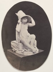 Statue eines Jugendlichen mit großem Hut aus einem John R. Johnston Album