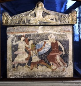 Ein Grieche kämpft gegen zwei Amazonen vom Ende des Amazonensarkophags, mit Aktäon, der von Dianas Hunden zerrissen wird, im Relief auf dem Deckel, aus Tarquinia, 4. Jahrhundert v. Chr.