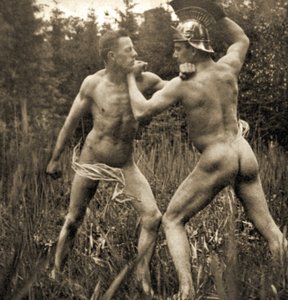 Kampfpose mit einem römischen Helm, ca. 1910 von Unknown