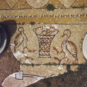 Libanon, Teil eines byzantinischen Mosaiks unter den Ruinen von Beit Meri. von Unknown
