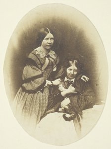 Mrs. Craik hält eine Katze
