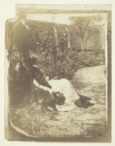 Mrs. Craik liegend im Garten mit Hut und Buch