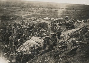 Offizielles Foto an der Westfront, 1641. Einer unserer Panzer bei Flers, 1916