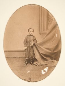 Porträt eines stehenden Jungen von Unknown