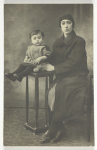 Unbetitelte Postkarte (Frau mit Junge auf Stand) von Unknown
