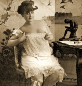 Junge Frau zeigt ein Spitzenhemd, ca. 1900 von Unknown