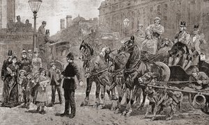 Ein Polizist stoppt den Verkehr an einer belebten Kreuzung, um Fußgängern das Überqueren der Straße zu ermöglichen, London, England