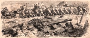 Zwischen den Ruinen, ein Team von sechs Pferden zieht ein schweres Artilleriegeschütz, eine Gruppe von Soldaten begleitet die Kanone, während zwei andere die Pferde mit Peitschen führen von Unknown