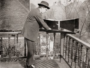 Archibald Montgomery Low mit dem Audiometer, aus Master Minds of Modern Science, veröffentlicht 1930 von Unknown