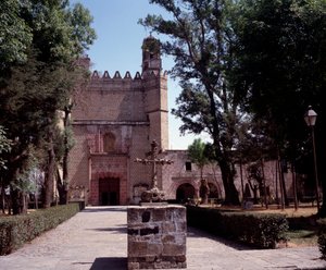 Kunst Mexiko: Blick auf das Augustinerkloster (Kloster San Augustin Acolman) aus dem Jahr 1571. Das Kreuz wurde von Tequitqui-indigenen Künstlern gefertigt. Mexiko, Acolman von Unknown artist