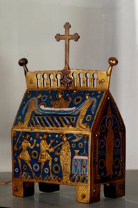 Kunstobjekt: Reliquiar in Emaille, Gold und Kupfer von Thomas Becket, Erzbischof von Canterbury. Es ist mit Darstellungen der Ermordung des Erzbischofs in der Kathedrale von Canterbury und seiner Beerdigung dekoriert. 13. Jahrhundert von Unknown artist